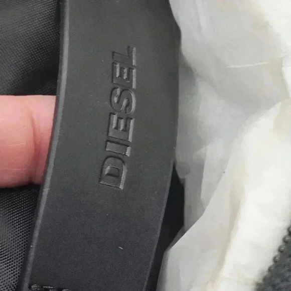 2 Diesel Black Discover Me Messenger Bag - Picture 8 of 12